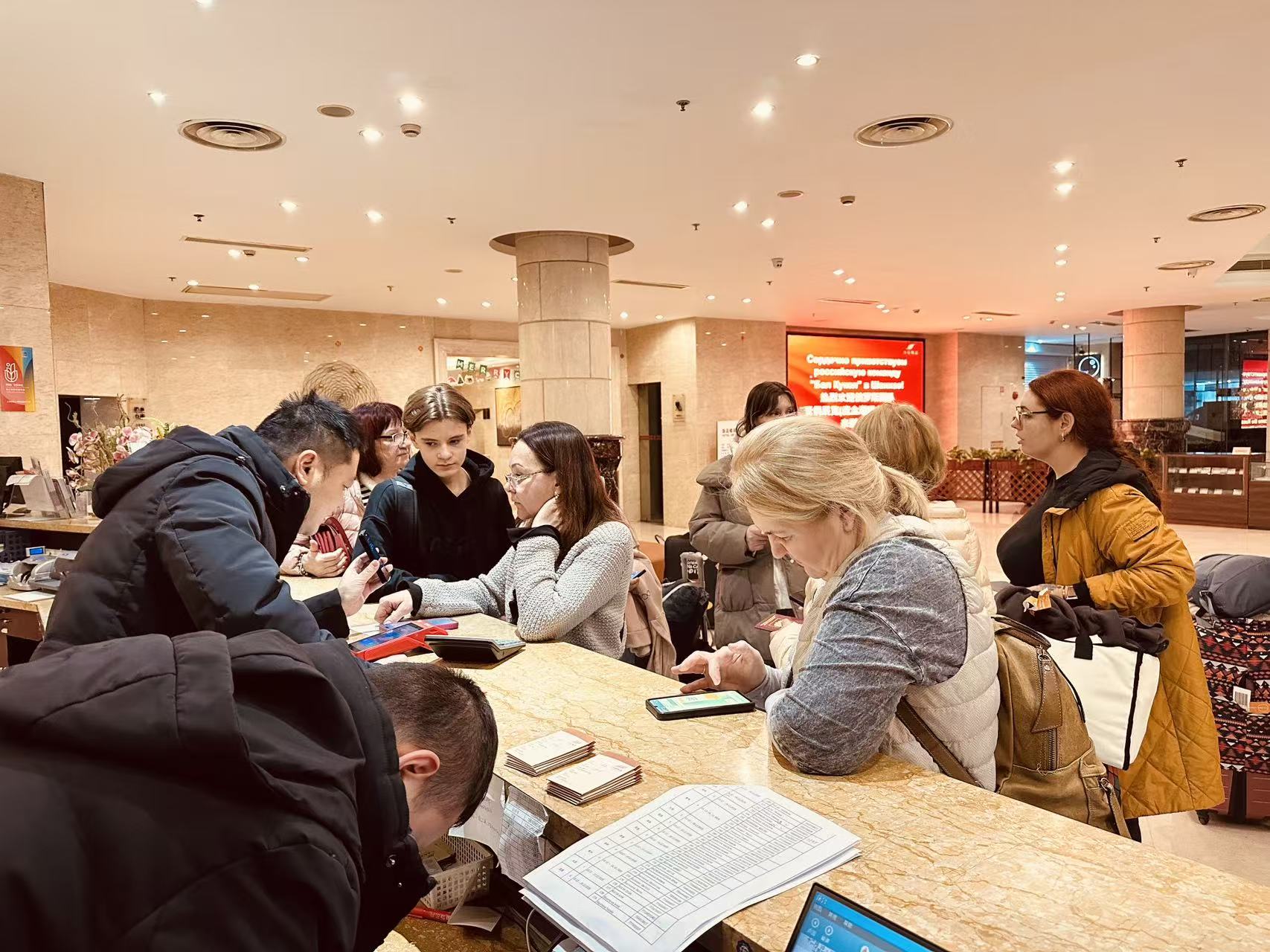 俄罗斯团队“玩偶展览（魔盒潮玩文化传媒）”入住上海江苏饭店